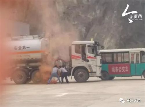 大貨車(chē)追尾公交車(chē),成品油泄露隨時(shí)會(huì)爆炸 別慌,這是演練
